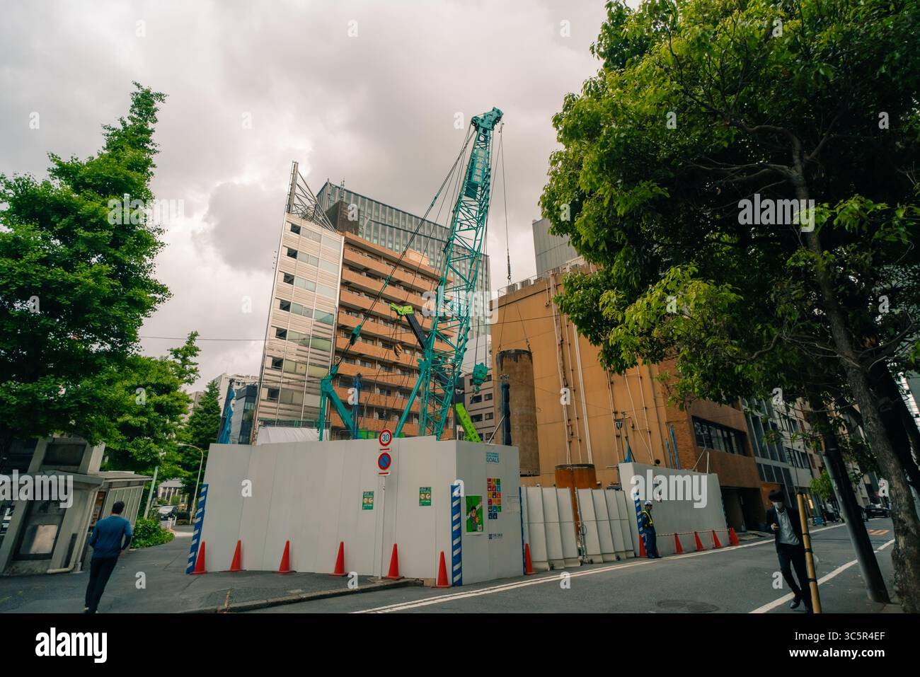 Tokio, japan - 3. Mai 2025 Wiederaufbau des Nakagin Capsule Tower. Hochwertige Fotos Stockfoto