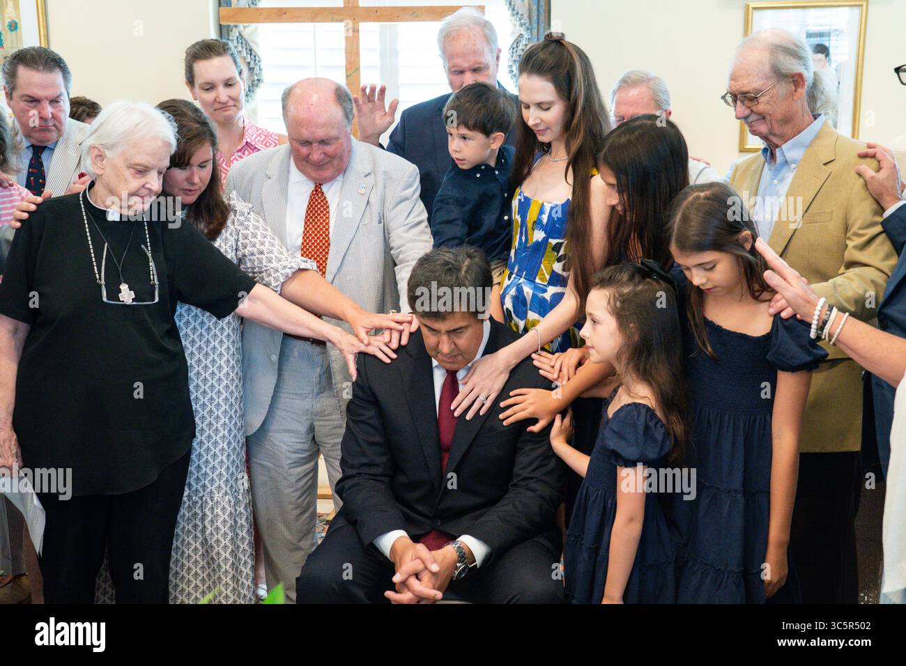 Charleston, Vereinigte Staaten Von Amerika. 30. Juli 2025. Charleston, Vereinigte Staaten von Amerika. 30. Juli 2025. Unterstützer führen das Handauflegen des 2025 Architekten Paul Dans, Center, im Rahmen eines Gebetsfrühstücks in der St. Michael's Anglican Church am 30. Juli 2025 in Charleston, South Carolina, durch. Dans kündigte an, dass er den republikanischen Senator Lyndsey Graham aus dem Amt entlassen werde Stockfoto