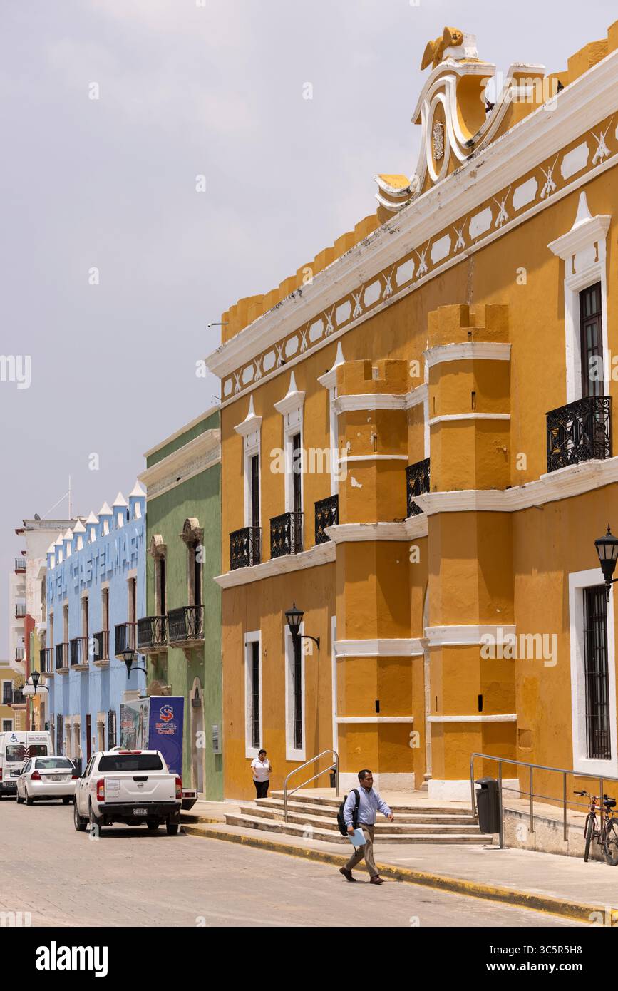 Campeche, Campeche, Mexiko - 14. Juni 2024: Nachmittags wird der Verkehr durch den zentralen Bezirk geführt. Stockfoto