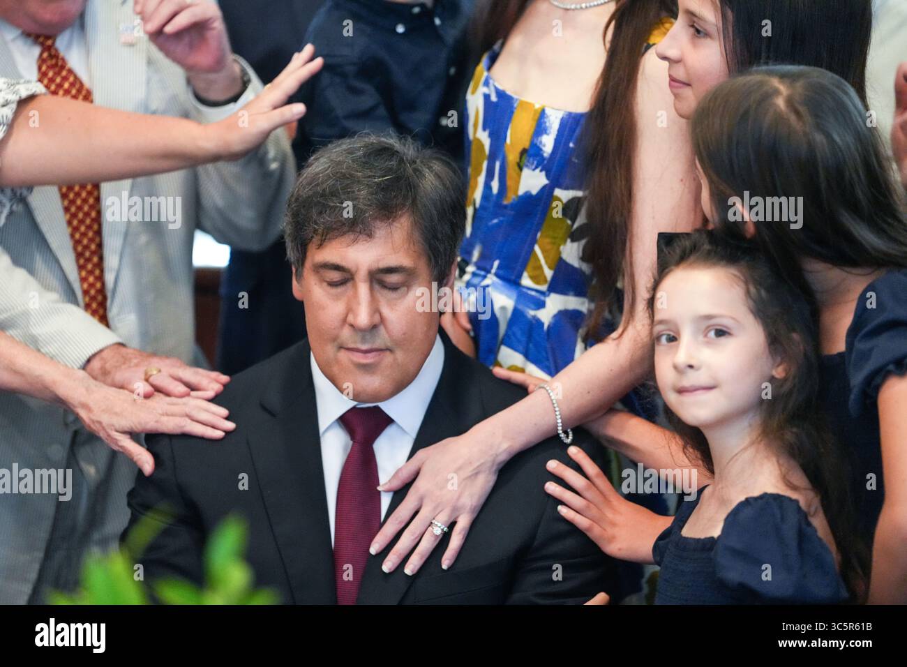 Charleston, Vereinigte Staaten Von Amerika. 30. Juli 2025. Charleston, Vereinigte Staaten von Amerika. 30. Juli 2025. Unterstützer führen das Handauflegen des 2025 Architekten Paul Dans, Center, im Rahmen eines Gebetsfrühstücks in der St. Michael's Anglican Church am 30. Juli 2025 in Charleston, South Carolina, durch. Dans kündigte an, dass er den republikanischen Senator Lyndsey Graham aus dem Amt entlassen werde Stockfoto