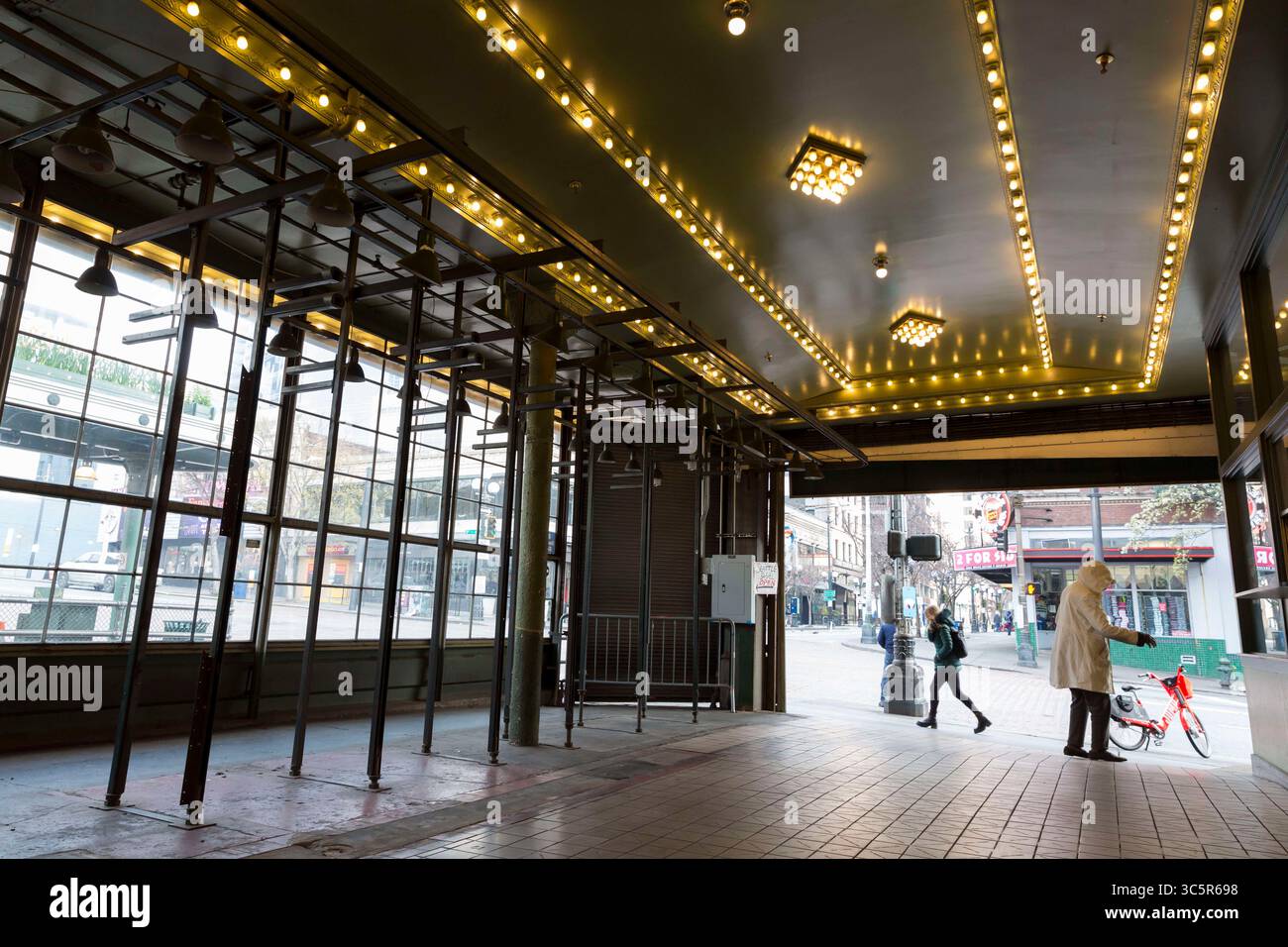 22. März 2020, Seattle, Washington, USA: Am 22. März 2020 steht eine Arkade leer auf dem Pike Place Market. Während viele der Lebensmittelgeschäfte geöffnet sind, sind die nicht unbedingt notwendigen Geschäfte der landmarkâ vorübergehend geschlossen, einschließlich der allgegenwärtigen Souvenir- und Blumenstände der marketâ. (Foto: © Paul Christian Gordon/ZUMA Wire) Stockfoto