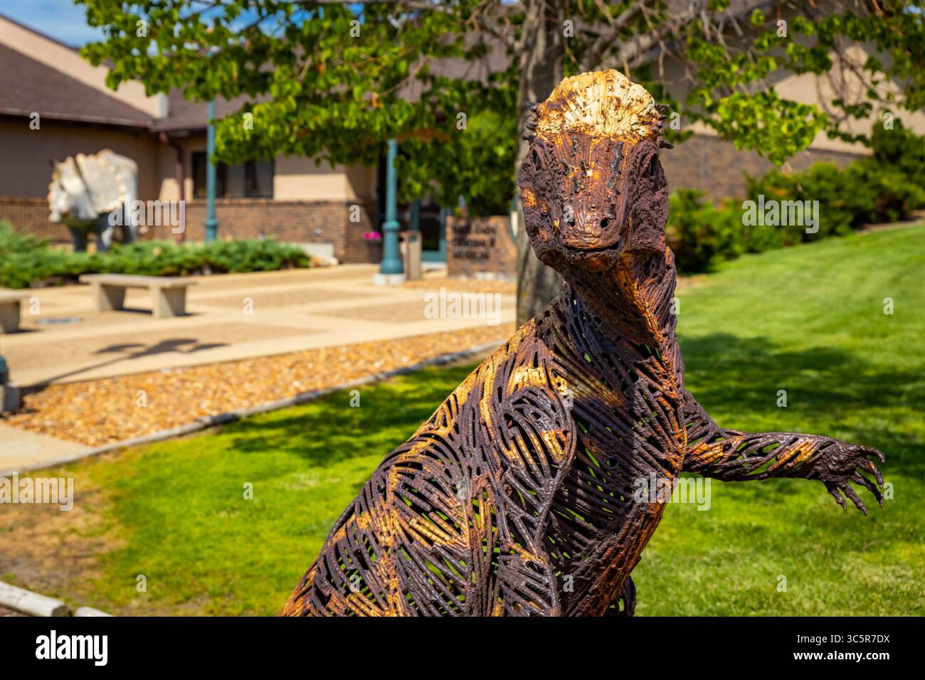 Dickinson, ND, USA - 13. Juli 2025: Der einladende Eingang zum Badlands Dinosaur Museum in Dickinson, North Dakota Stockfoto