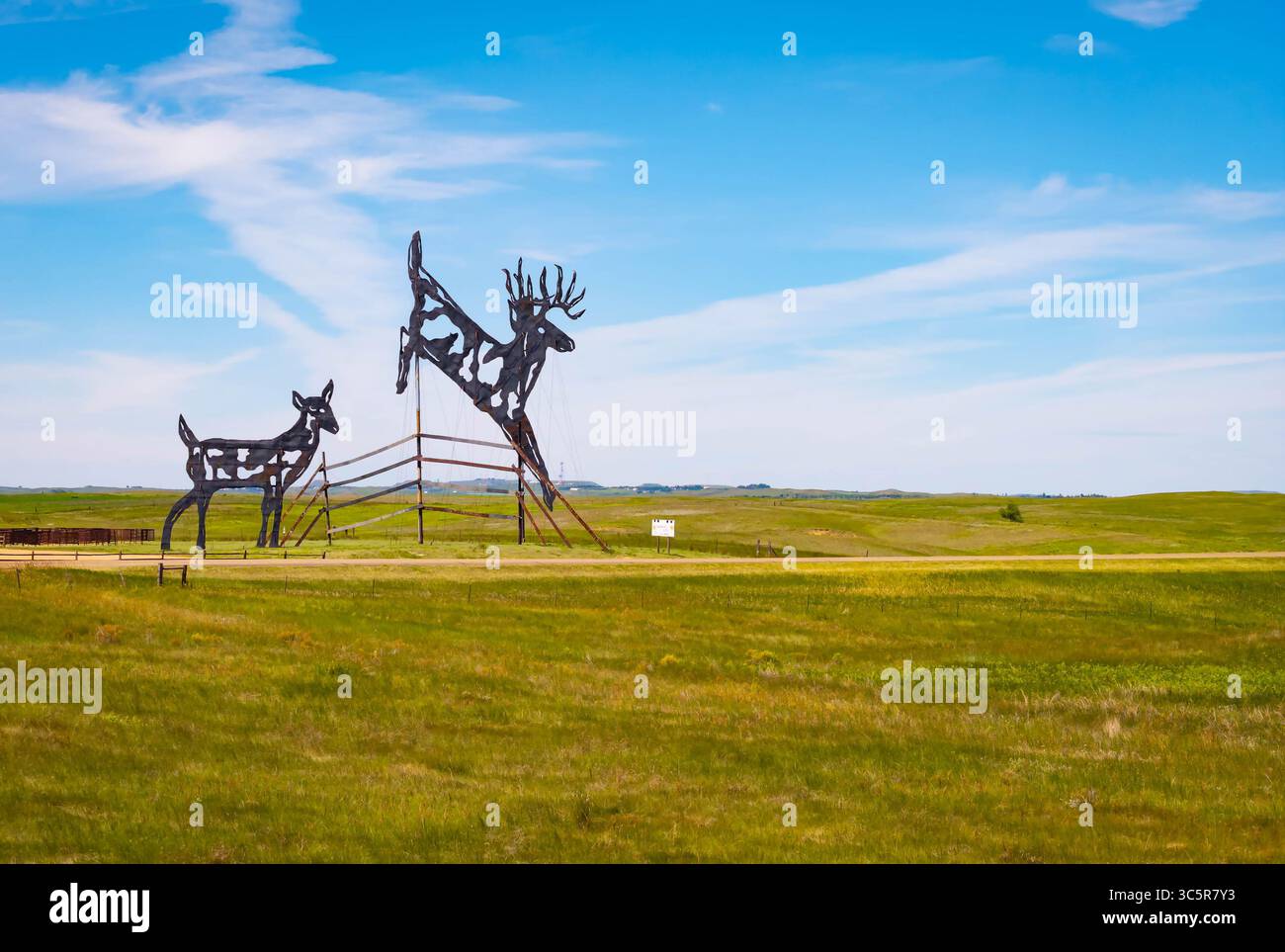 Regent, ND, USA – 13. Juli 2025: Die Skulptur Deer Crossing auf dem Enchanted Highway von North Dakota zeigt riesige, springende Hirsche aus Schrott Stockfoto