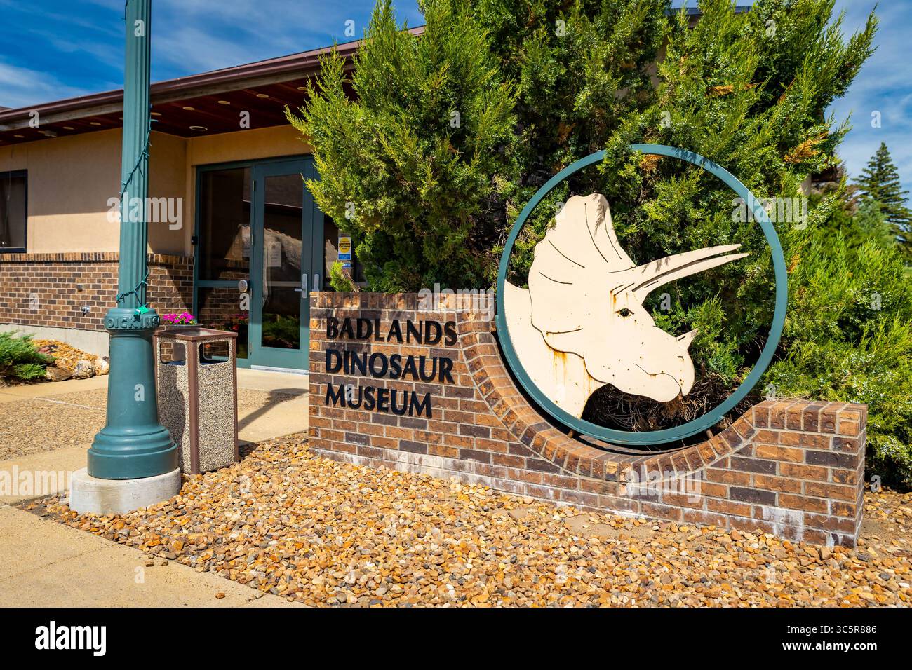 Dickinson, ND, USA - 13. Juli 2025: Der einladende Eingang zum Badlands Dinosaur Museum in Dickinson, North Dakota Stockfoto