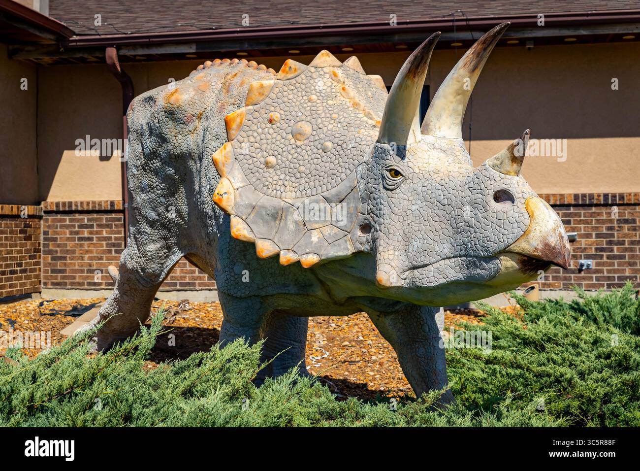 Dickinson, ND, USA - 13. Juli 2025: Der einladende Eingang zum Badlands Dinosaur Museum in Dickinson, North Dakota Stockfoto