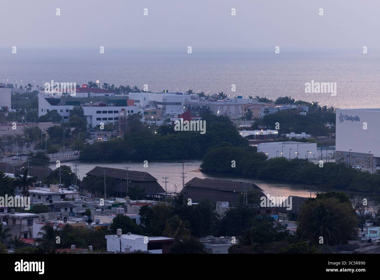 Campeche, Campeche, Mexiko – 14. Juni 2024: In der Dämmerung ziehen Monsunwolken in die Innenstadt. Stockfoto