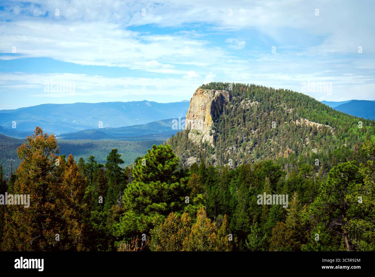 Lions Head im Staunton State Park, Colorado, erhebt sich über eine bewaldete Landschaft mit einem atemberaubenden Blick auf die umliegenden Berge der Front Range. Stockfoto