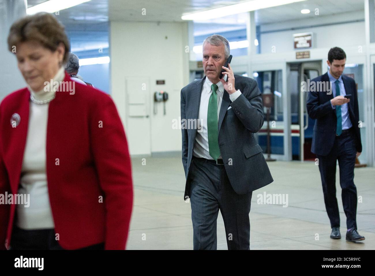 23. März 2020, Washington, District of Columbia, USA: Der US-Senator Dan Sullivan (Republikaner von Alaska) spaziert am Montag, den 23. März 2020, durch die U-Bahn des Senats während einer Cloture-Abstimmung über ein Coronavirus Stimulus Package im US-Kapitol in Washington D.C., USA. Quelle: Stefani Reynolds/CNP (Bild: © Stefani Reynolds/CNP via ZUMA Wire) Stockfoto