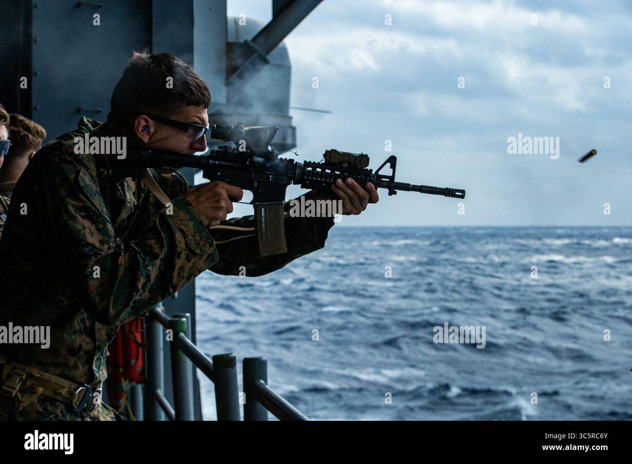 16. März 2020: Südchinesisches Meer: Ein Marine mit Battalion Landing Team, 1. Bataillon, 5. Marines, 31. Marine Expeditionary Unit (MEU), feuert sein M4A1-Dienstgewehr während eines Testfeuers an Bord eines amphibischen Angriffsschiffs USS America (LHA 6) ab. Als Expeditionary Strike Force integriert das Navy-Marine Corps die Kampfkraft der Theodore Roosevelt Carrier Strike Group mit der flexiblen Fähigkeit der America Expeditionary Strike Group und der 31st Marine Expeditionary Unit, um dem Flottenkommandeur eine fähige, glaubwürdige Kampftruppe zur Verfügung zu stellen, die überall im Wor eingesetzt werden kann Stockfoto