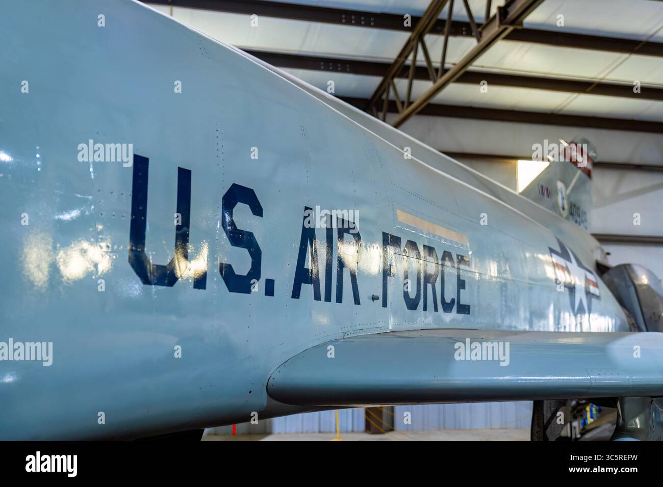 US Air Force Logo auf einem Vintage-Flugzeug im Hangar Stockfoto