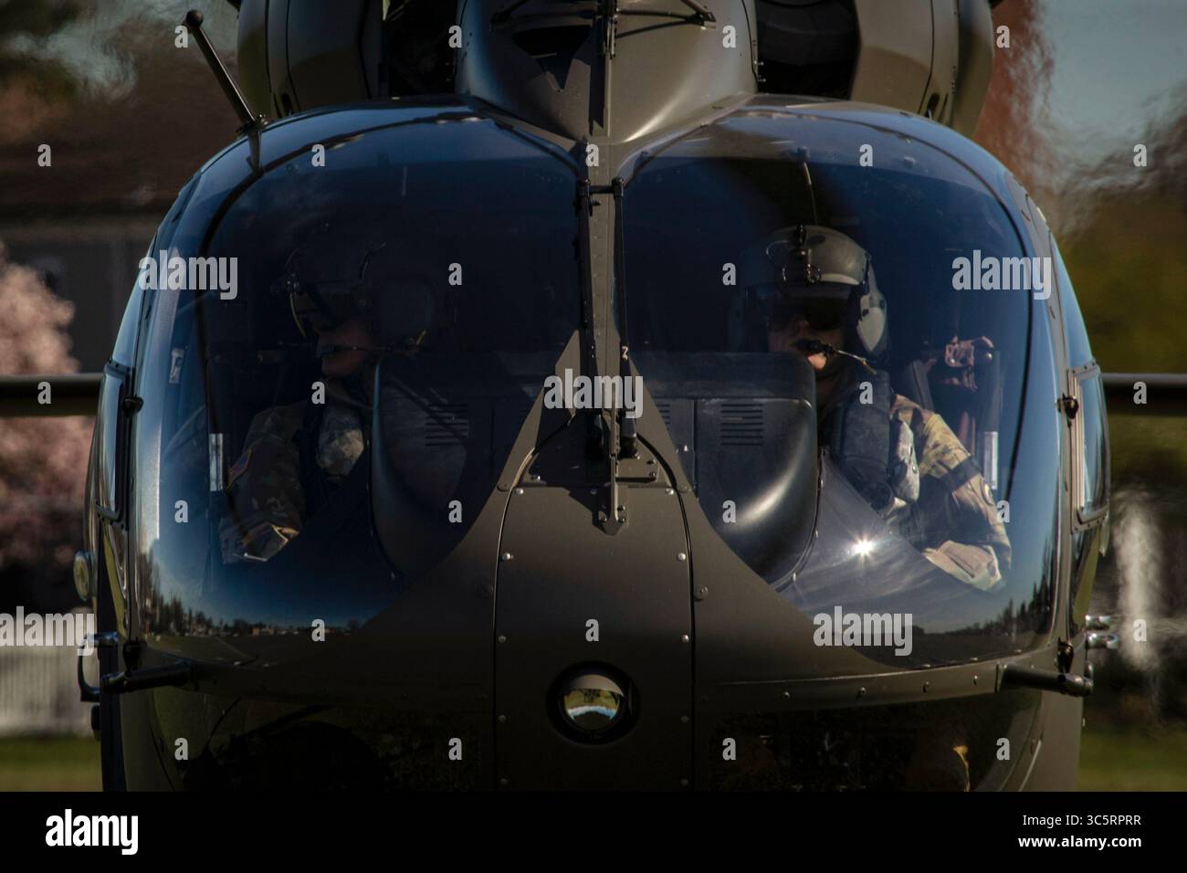 24. März 2020 - Sea Girt, New Jersey, USA - Ein Hubschrauber der National Guard UH-72 Lakota der New Jersey Army vom 1-224. Sicherheits- und Unterstützungsbataillon kehrt nach einer Beobachtungsmission über COVID-19-Teststandorte in Paramus und Holmdel zum Ausbildungszentrum der National Guard in Sea Girt, N.J. 2020, zurück. Die Teststandorte, die in Partnerschaft mit der Federal Emergency Management Agency eingerichtet wurden, sind vom New Jersey Department of Health, der New Jersey State Police und der New Jersey National Guard besetzt. (Bild: © U.S. National Guard/ZUMA Wire/ZUMAPRESS. Stockfoto