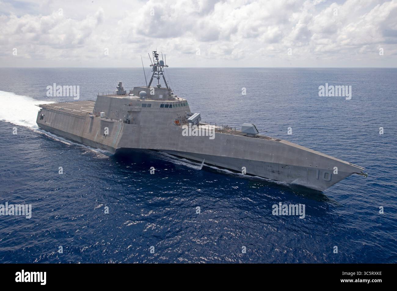 20. März 2020 – Südchinesisches Meer – das Gefechtsschiff USS Gabrielle Giffords (LCS 10) patrouilliert am 20. März 2020 im Südchinesischen Meer. Gabrielle Giffords, Teil der Destroyer Squadron (DESRON) 7, befindet sich im Einsatzgebiet der 7. US-Flotte, um die Interoperabilität mit Partnern zu verbessern und als Bereitschaftstruppe zu dienen. (Kreditbild: © Brenton Poyser/USA Marineblau/ZUMA Wire/ZUMAPRESS.com) Stockfoto