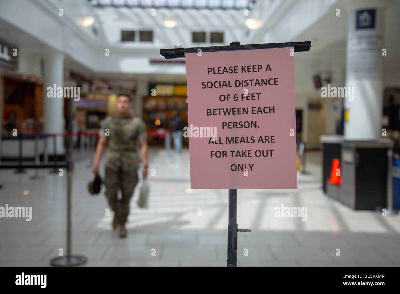 23. März 2020 – Basislager Lejeune, North Carolina, USA – Ein Schild, das zur Begrenzung der Ausbreitung von COVID-19 angebracht wurde, wird am 23. März 2020 in der Marine Corps Exchange im Marinekorps-Basislager Lejeune, North Carolina, ausgestellt. (Kreditbild: © U.S. Marines/ZUMA Wire/ZUMAPRESS.com) Stockfoto