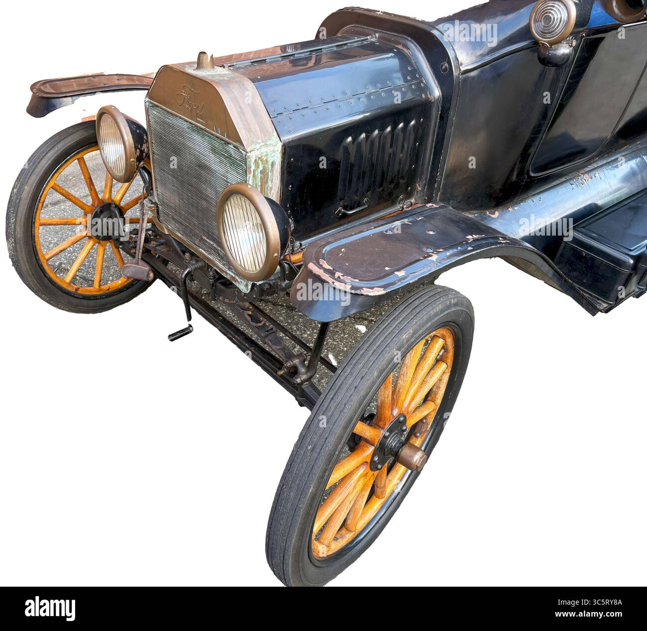 Ford Model T-Oldtimer mit orangefarbenen Rädern auf weißem Hintergrund. Stockfoto
