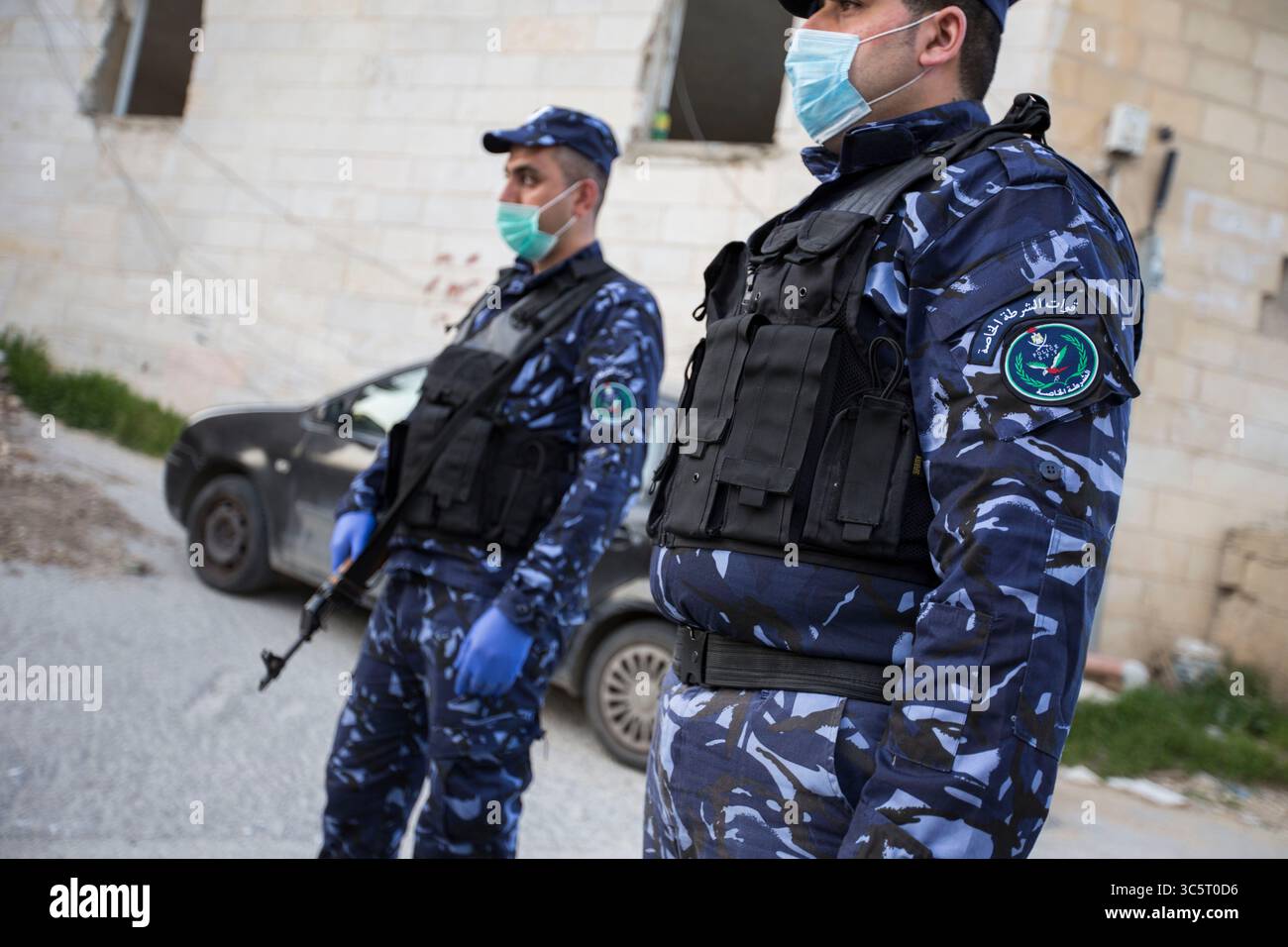 27. März 2020, Artas, Bethlehem, Westjordanland: Palästinensische Spezialpolizisten schließen den Eingang des Dorfes Artas bei Bethlehem, nachdem einer seiner Bewohner, der in einer israelischen Siedlung arbeitet, und seine Mutter infiziert wurden. (Kreditbild: © Mustafa Bader/ZUMA Wire) Stockfoto