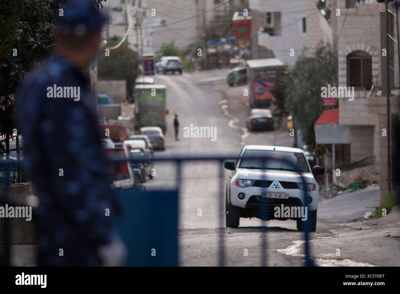 27. März 2020, Artas, Bethlehem, Westjordanland: Palästinensische Spezialpolizisten schließen den Eingang des Dorfes Artas bei Bethlehem, nachdem einer seiner Bewohner, der in einer israelischen Siedlung arbeitet, und seine Mutter infiziert wurden. (Kreditbild: © Mustafa Bader/ZUMA Wire) Stockfoto