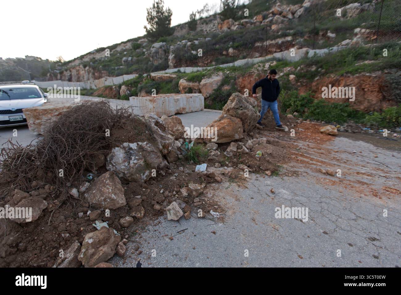 27. März 2020, Artas, Bethlehem, Westjordanland: Die Unterhaltung des Dorfes Artas bei Bethlehem ist geschlossen, nachdem heute Morgen ein Bewohner einer israelischen Siedlung und seine Mutter des Coronavirus infiziert wurden. (Kreditbild: © Mustafa Bader/ZUMA Wire) Stockfoto