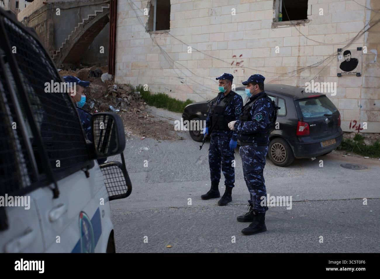 27. März 2020, Artas, Bethlehem, Westjordanland: Palästinensische Spezialpfleger schließen die Unterhaltung des Dorfes Artas in der Nähe von Bethlehem, nach der Infektion eines seiner Bewohner, der in einer israelischen Siedlung arbeitet, und seiner Mutter des Coronavirus heute Morgen. (Kreditbild: © Mustafa Bader/ZUMA Wire) Stockfoto