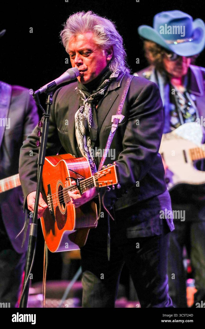 15. Oktober 2018, Durham, North Carolina, USA: Sweetheart of the Rodeo Tour tritt im Durham Performing Arts Center in Durham, North Carolina auf. DIE CO-GRÜNDER VON BYRDS ROGER MCGUINN UND CHRIS HILLMAN FEIERN DAS 50. JUBILÄUM DER Â RODEOÂ€ MIT EINER BESONDEREN TOUR MIT MARTY STUART UND SEINEN FABELHAFTEN SUPERLATIVEN ŒSWEETHEART. (Foto: © Andy Martin Jr./ZUMA Wire) Stockfoto