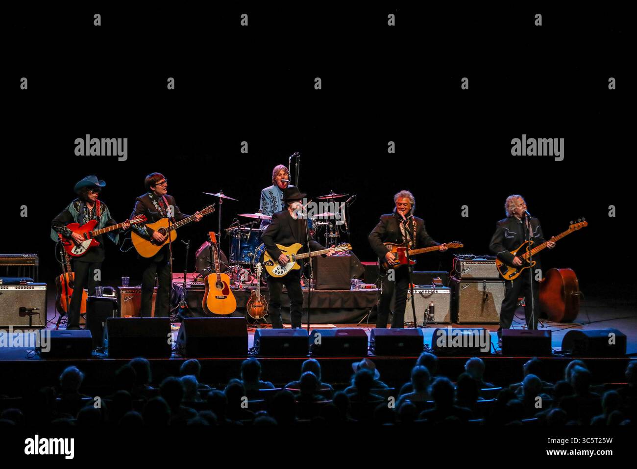 15. Oktober 2018, Durham, North Carolina, USA: Sweetheart of the Rodeo Tour tritt im Durham Performing Arts Center in Durham, North Carolina auf. DIE CO-GRÜNDER VON BYRDS ROGER MCGUINN UND CHRIS HILLMAN FEIERN DAS 50. JUBILÄUM DER Â RODEOÂ€ MIT EINER BESONDEREN TOUR MIT MARTY STUART UND SEINEN FABELHAFTEN SUPERLATIVEN ŒSWEETHEART. (Foto: © Andy Martin Jr./ZUMA Wire) Stockfoto
