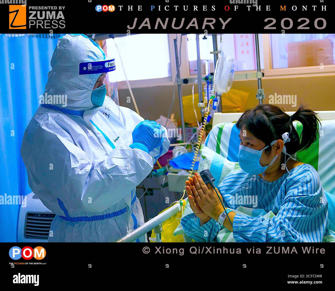 24. Januar 2020, Wuhan, China: PENG ZHIYONG (L), Leiter der Abteilung für Intensivmedizin des Zhongnan-Krankenhauses, und HUANG SHULi, der sich auf dem Weg befindet, grüßen sich gegenseitig auf der Intensivstation des Zhongnan-Krankenhauses der Wuhan-Universität in Wuhan. Bis Donnerstag Mitternacht meldete die Provinz Hubei in Zentralchina insgesamt 549 bestätigte Fälle der neuen Coronavirus-Pneumonie, davon 495 in Wuhan, der Provinzhauptstadt. (Kreditbild: ? Xiong Qi/Xinhua via ZUMA Wire) Stockfoto
