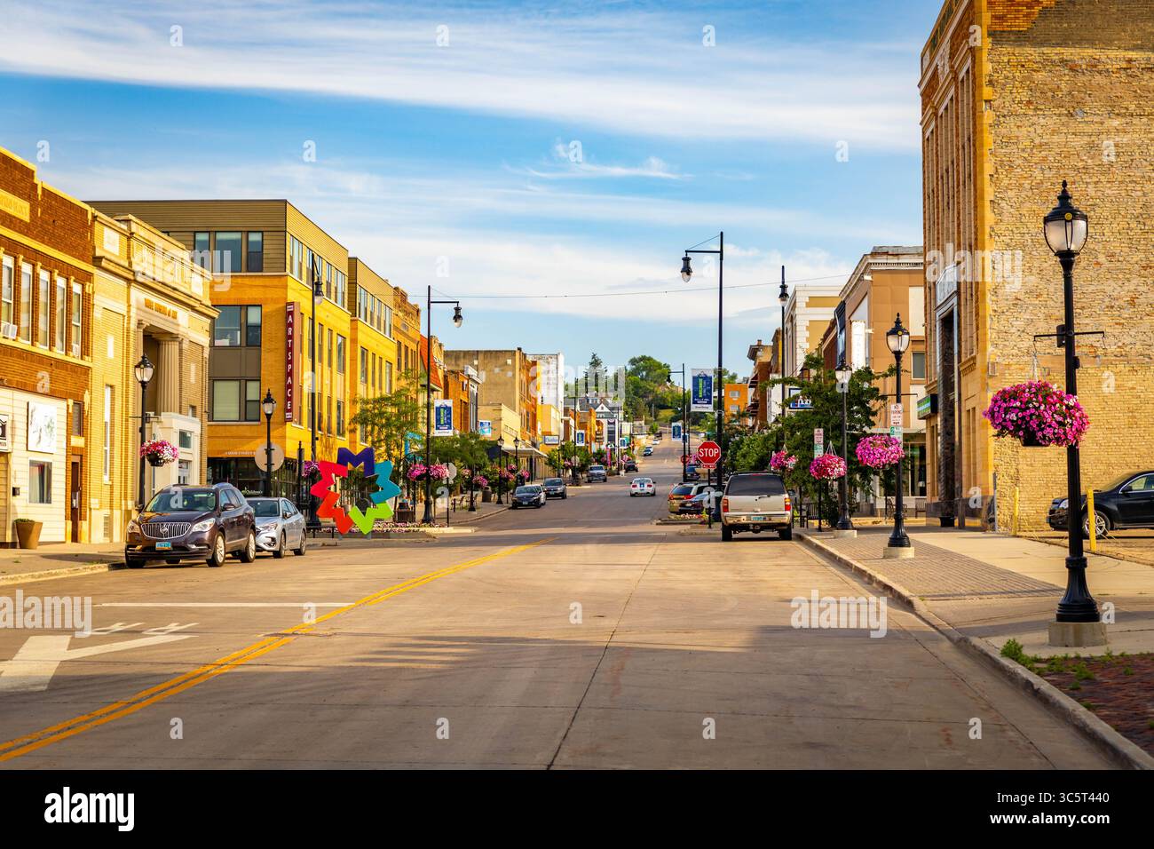 Minot, ND, USA - 6. Juli 2025: Sehen Sie sich die Hauptstraße im Stadtzentrum von Minot an Stockfoto