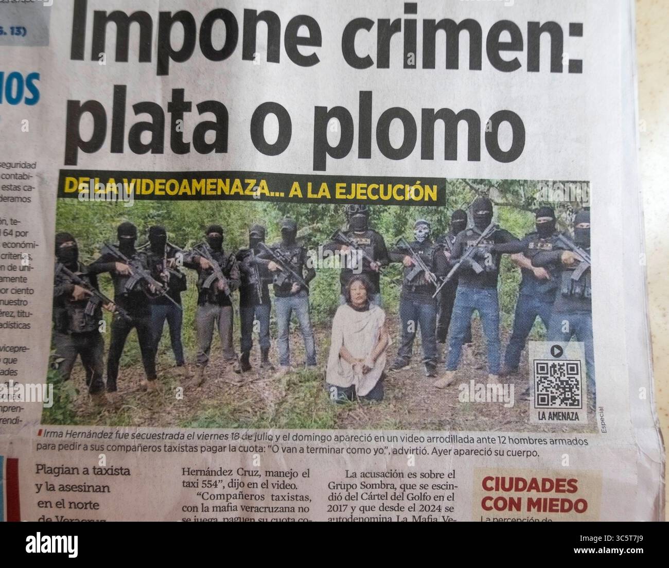 Erpressungsbotschaft und Hinrichtung durch kriminelle Bande in Mexiko in der Zeitung Stockfoto