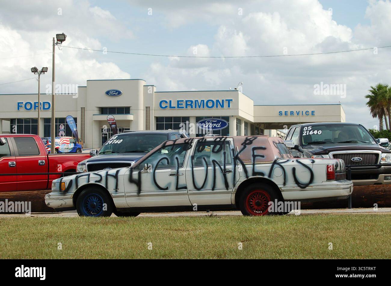 30. Juli 2009, Clermont, FL, USA: Ford of Clermont nutzt ein altes Modell, um Käufer mit dem „Cash for Clunkers“-Programm im Juli 2009 in Clermont, Florida, zu locken (Credit Image: © TNS via ZUMA Wire) Stockfoto