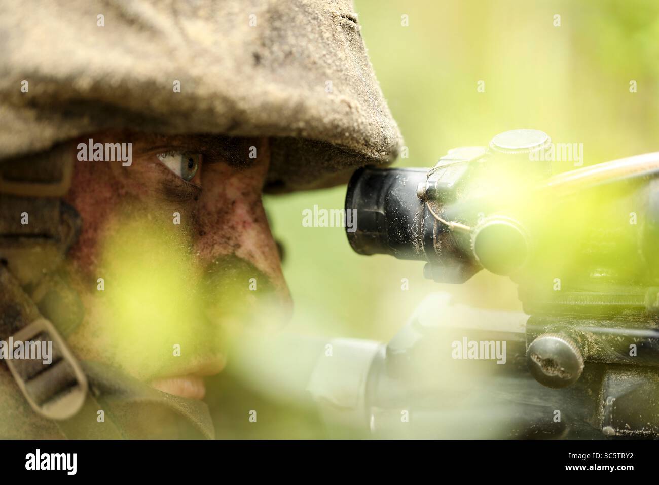 27. März 2020: Parris Island, South Carolina, Vereinigte Staaten: Rekrutiert Dustin Murphy mit Charlie Company, 1st Recruit Training Battalion, während seine Rekruten sich auf die nächsten Veranstaltungen des Crucible an Bord des Marine Corps Depot Parris Island vorbereiten, 27. März 2020. Der Schmelztiegel ist eine 54-stündige Veranstaltung, bei der Rekruten als Einheit arbeiten müssen, um Herausforderungen zu meistern. (Kreditbild: © Ryan Hageali/USA Marines/ZUMA Wire/ZUMAPRESS.com) Stockfoto