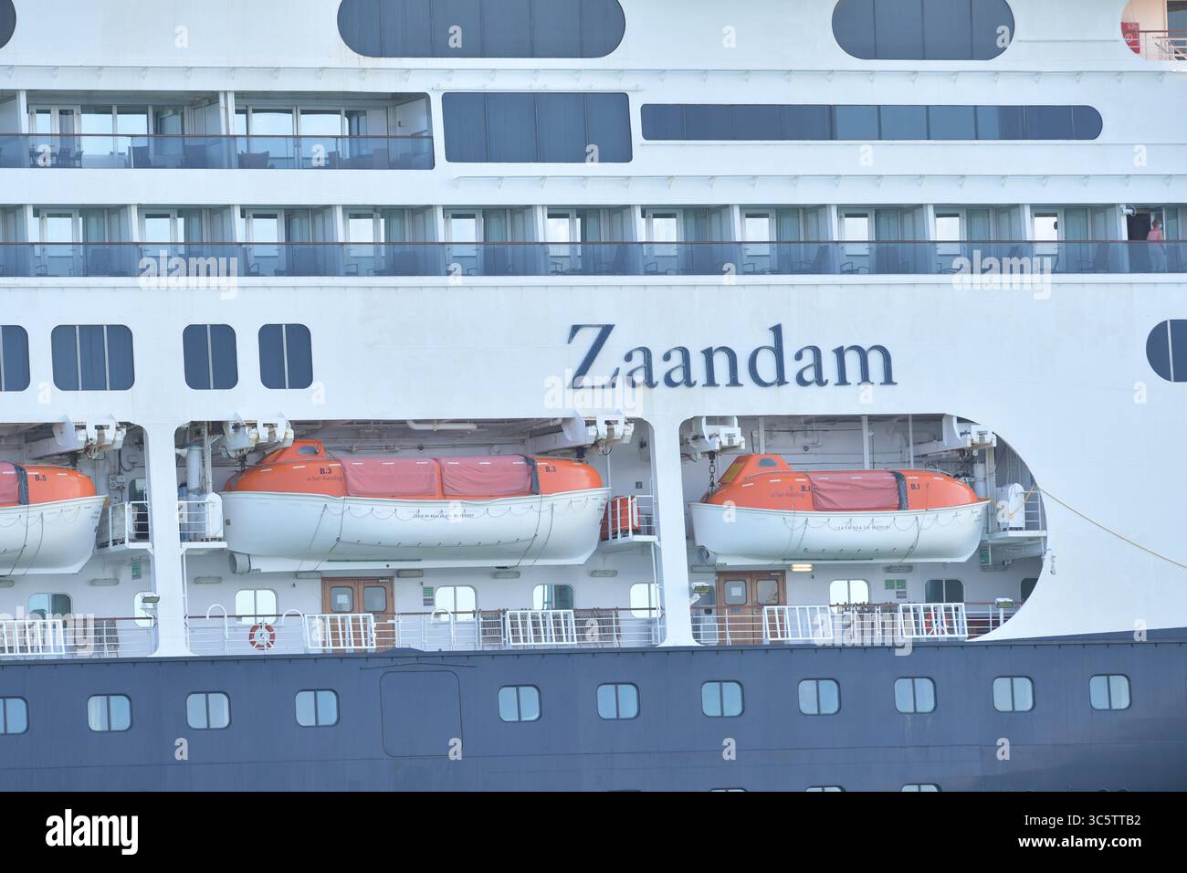 2. April 2020, Fort Lauderdale, Florida, Vereinigte Staaten von Amerika: FORT LAUDERDALE, FL - 02. APRIL: COVID-19 - zwei Kreuzfahrtschiffe, die von Coronavirus betroffen sind die MS Zaandam und MS Rotterdam haben nach Wochen auf See tot und krank an Bord sein Dock in Port everglades Foirda gebracht. Frau Zaandam und MS Rotterdam sind Kreuzfahrtschiffe, die von der Holland America Line betrieben werden, benannt nach den Städten der Niederlande am 2. April 2020 in Port Everglades in Fort Lauderdale, Florida. Leute: Frau Zaandam (Kreditbild: © SMG Via ZUMA Wire) Stockfoto