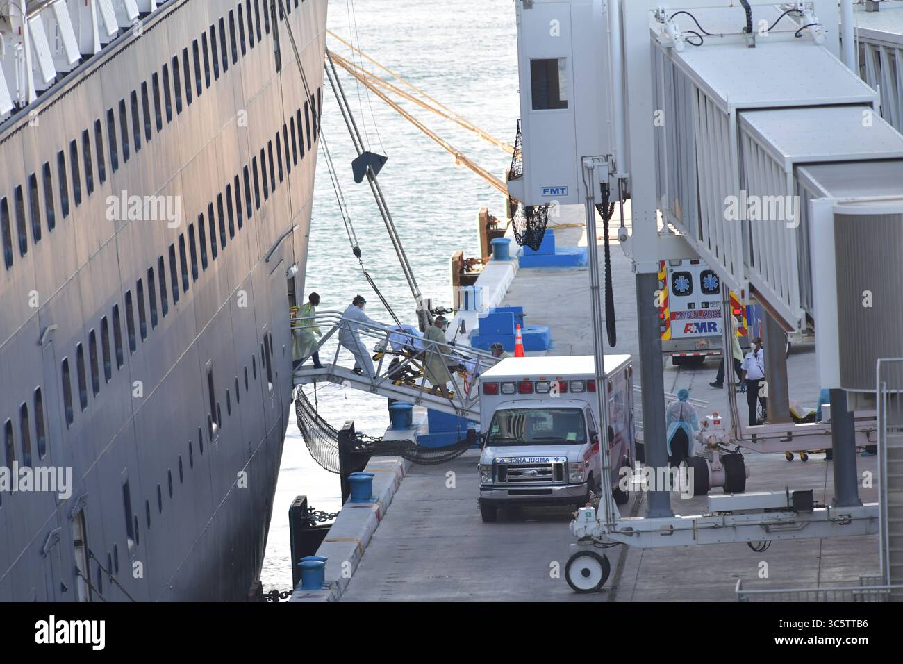 2. April 2020, Fort Lauderdale, Florida, Vereinigte Staaten von Amerika: FORT LAUDERDALE, FL - 02. APRIL: COVID-19 - zwei Kreuzfahrtschiffe, die von Coronavirus betroffen sind die MS Zaandam und MS Rotterdam haben nach Wochen auf See tot und krank an Bord sein Dock in Port everglades Foirda gebracht. Frau Zaandam und MS Rotterdam sind Kreuzfahrtschiffe, die von der Holland America Line betrieben werden, benannt nach den Städten der Niederlande am 2. April 2020 in Port Everglades in Fort Lauderdale, Florida. Menschen: (Foto: © SMG Via ZUMA Wire) Stockfoto