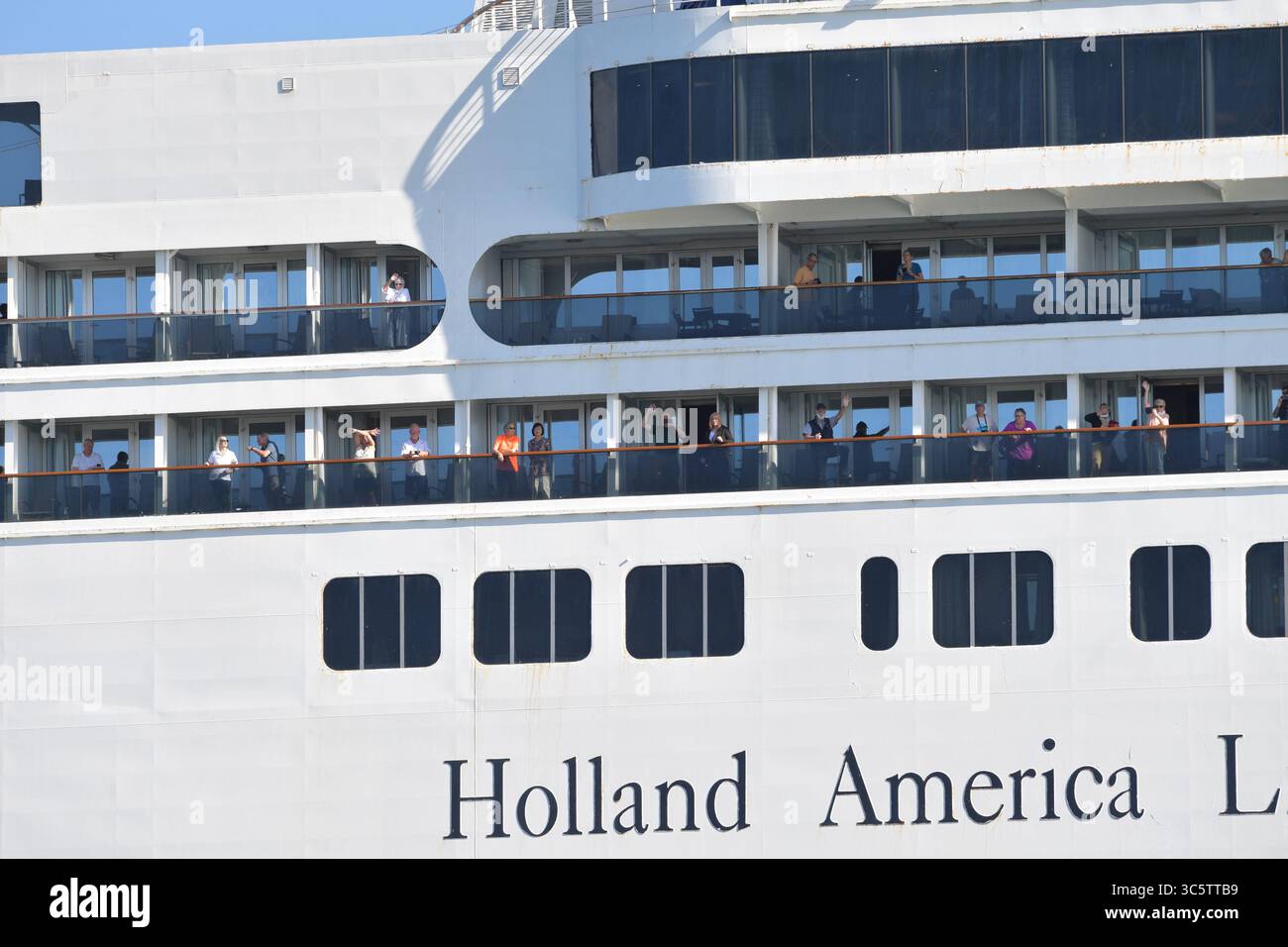 2. April 2020, Fort Lauderdale, Florida, Vereinigte Staaten von Amerika: FORT LAUDERDALE, FL - 02. APRIL: COVID-19 - zwei Kreuzfahrtschiffe, die von Coronavirus betroffen sind die MS Zaandam und MS Rotterdam haben nach Wochen auf See tot und krank an Bord sein Dock in Port everglades Foirda gebracht. Frau Zaandam und MS Rotterdam sind Kreuzfahrtschiffe, die von der Holland America Line betrieben werden, benannt nach den Städten der Niederlande am 2. April 2020 in Port Everglades in Fort Lauderdale, Florida. Menschen: (Foto: © SMG Via ZUMA Wire) Stockfoto