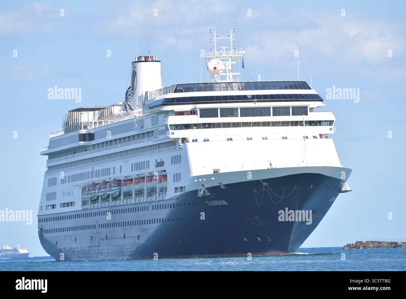 2. April 2020, Fort Lauderdale, Florida, Vereinigte Staaten von Amerika: FORT LAUDERDALE, FL - 02. APRIL: COVID-19 - zwei Kreuzfahrtschiffe, die von Coronavirus betroffen sind die MS Zaandam und MS Rotterdam haben nach Wochen auf See tot und krank an Bord sein Dock in Port everglades Foirda gebracht. Frau Zaandam und MS Rotterdam sind Kreuzfahrtschiffe, die von der Holland America Line betrieben werden, benannt nach den Städten der Niederlande am 2. April 2020 in Port Everglades in Fort Lauderdale, Florida. Leute: Frau Zaandam (Kreditbild: © SMG Via ZUMA Wire) Stockfoto