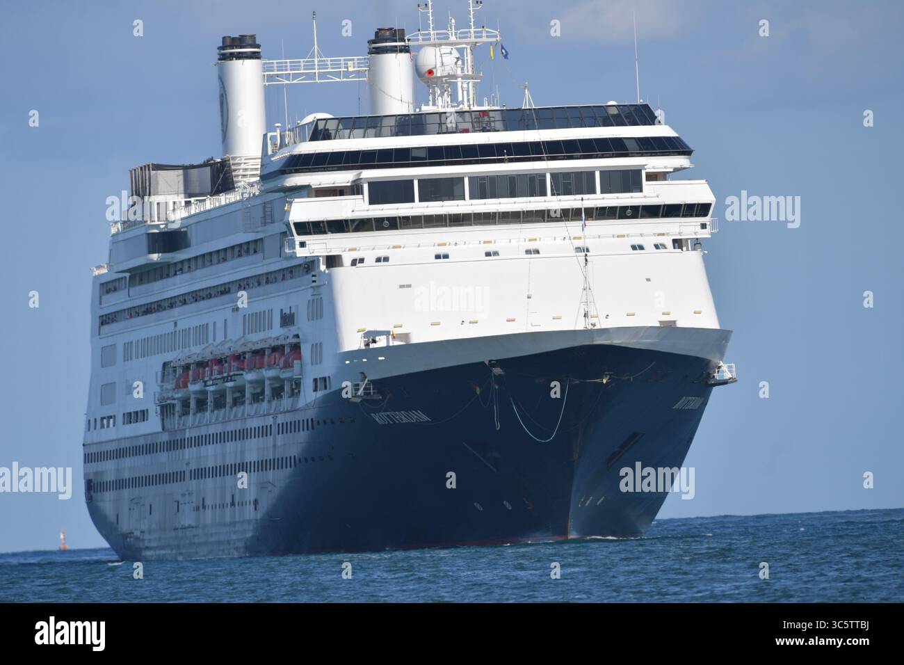 2. April 2020, Fort Lauderdale, Florida, Vereinigte Staaten von Amerika: FORT LAUDERDALE, FL - 02. APRIL: COVID-19 - zwei Kreuzfahrtschiffe, die von Coronavirus betroffen sind die MS Zaandam und MS Rotterdam haben nach Wochen auf See tot und krank an Bord sein Dock in Port everglades Foirda gebracht. Frau Zaandam und MS Rotterdam sind Kreuzfahrtschiffe, die von der Holland America Line betrieben werden, benannt nach den Städten der Niederlande am 2. April 2020 in Port Everglades in Fort Lauderdale, Florida. Menschen: (Foto: © SMG Via ZUMA Wire) Stockfoto