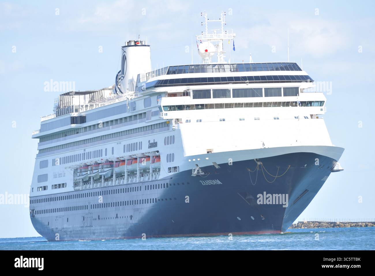 2. April 2020, Fort Lauderdale, Florida, Vereinigte Staaten von Amerika: FORT LAUDERDALE, FL - 02. APRIL: COVID-19 - zwei Kreuzfahrtschiffe, die von Coronavirus betroffen sind die MS Zaandam und MS Rotterdam haben nach Wochen auf See tot und krank an Bord sein Dock in Port everglades Foirda gebracht. Frau Zaandam und MS Rotterdam sind Kreuzfahrtschiffe, die von der Holland America Line betrieben werden, benannt nach den Städten der Niederlande am 2. April 2020 in Port Everglades in Fort Lauderdale, Florida. Leute: Frau Zaandam (Kreditbild: © SMG Via ZUMA Wire) Stockfoto