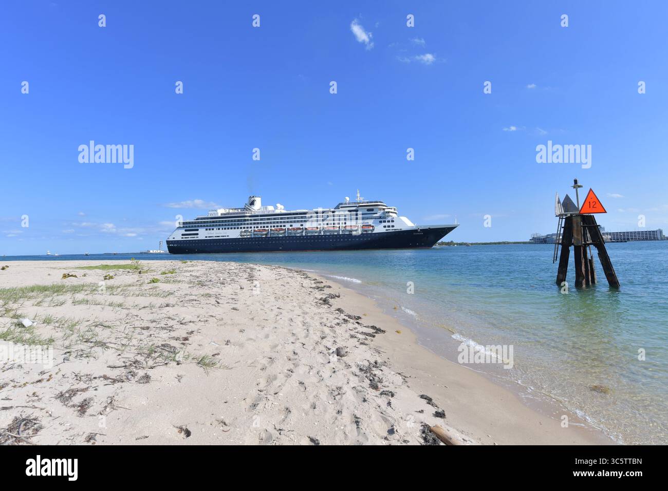2. April 2020, Fort Lauderdale, Florida, Vereinigte Staaten von Amerika: FORT LAUDERDALE, FL - 02. APRIL: COVID-19 - zwei Kreuzfahrtschiffe, die von Coronavirus betroffen sind die MS Zaandam und MS Rotterdam haben nach Wochen auf See tot und krank an Bord sein Dock in Port everglades Foirda gebracht. Frau Zaandam und MS Rotterdam sind Kreuzfahrtschiffe, die von der Holland America Line betrieben werden, benannt nach den Städten der Niederlande am 2. April 2020 in Port Everglades in Fort Lauderdale, Florida. Leute: Frau Zaandam (Kreditbild: © SMG Via ZUMA Wire) Stockfoto