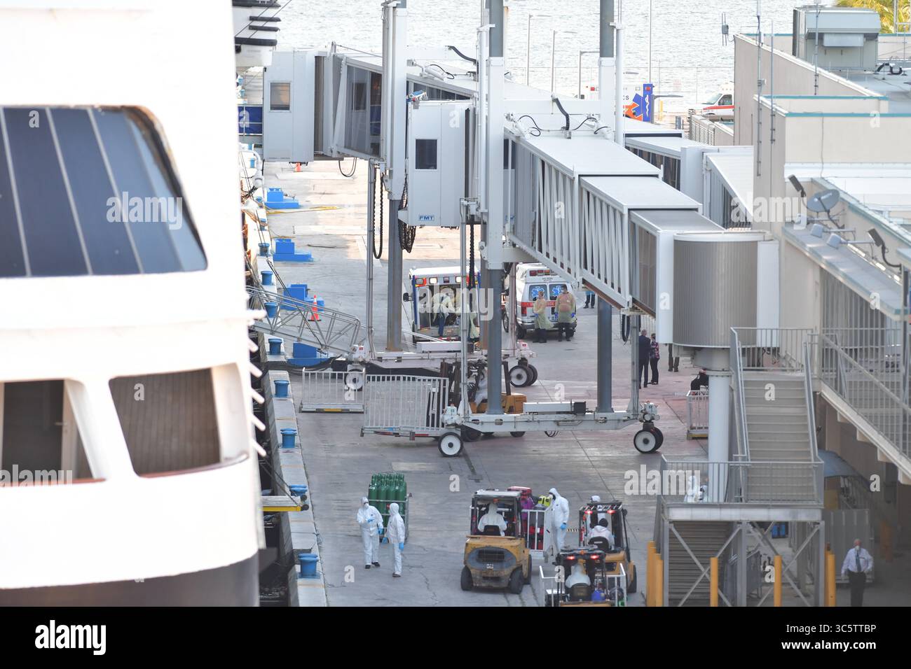 2. April 2020, Fort Lauderdale, Florida, Vereinigte Staaten von Amerika: FORT LAUDERDALE, FL - 02. APRIL: COVID-19 - zwei Kreuzfahrtschiffe, die von Coronavirus betroffen sind die MS Zaandam und MS Rotterdam haben nach Wochen auf See tot und krank an Bord sein Dock in Port everglades Foirda gebracht. Frau Zaandam und MS Rotterdam sind Kreuzfahrtschiffe, die von der Holland America Line betrieben werden, benannt nach den Städten der Niederlande am 2. April 2020 in Port Everglades in Fort Lauderdale, Florida. Menschen: (Foto: © SMG Via ZUMA Wire) Stockfoto