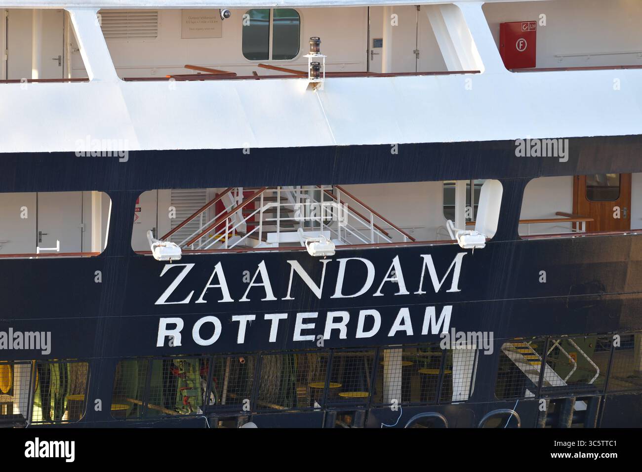 2. April 2020, Fort Lauderdale, Florida, Vereinigte Staaten von Amerika: FORT LAUDERDALE, FL - 02. APRIL: COVID-19 - zwei Kreuzfahrtschiffe, die von Coronavirus betroffen sind die MS Zaandam und MS Rotterdam haben nach Wochen auf See tot und krank an Bord sein Dock in Port everglades Foirda gebracht. Frau Zaandam und MS Rotterdam sind Kreuzfahrtschiffe, die von der Holland America Line betrieben werden, benannt nach den Städten der Niederlande am 2. April 2020 in Port Everglades in Fort Lauderdale, Florida. Menschen: (Foto: © SMG Via ZUMA Wire) Stockfoto