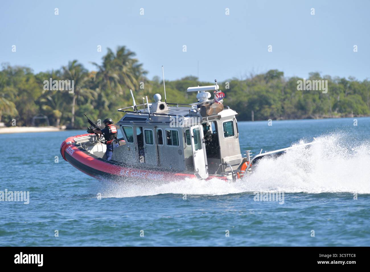 2. April 2020, Fort Lauderdale, Florida, Vereinigte Staaten von Amerika: FORT LAUDERDALE, FL - 02. APRIL: COVID-19 - zwei Kreuzfahrtschiffe, die von Coronavirus betroffen sind die MS Zaandam und MS Rotterdam haben nach Wochen auf See tot und krank an Bord sein Dock in Port everglades Foirda gebracht. Frau Zaandam und MS Rotterdam sind Kreuzfahrtschiffe, die von der Holland America Line betrieben werden, benannt nach den Städten der Niederlande am 2. April 2020 in Port Everglades in Fort Lauderdale, Florida. Leute: Frau Zaandam (Kreditbild: © SMG Via ZUMA Wire) Stockfoto