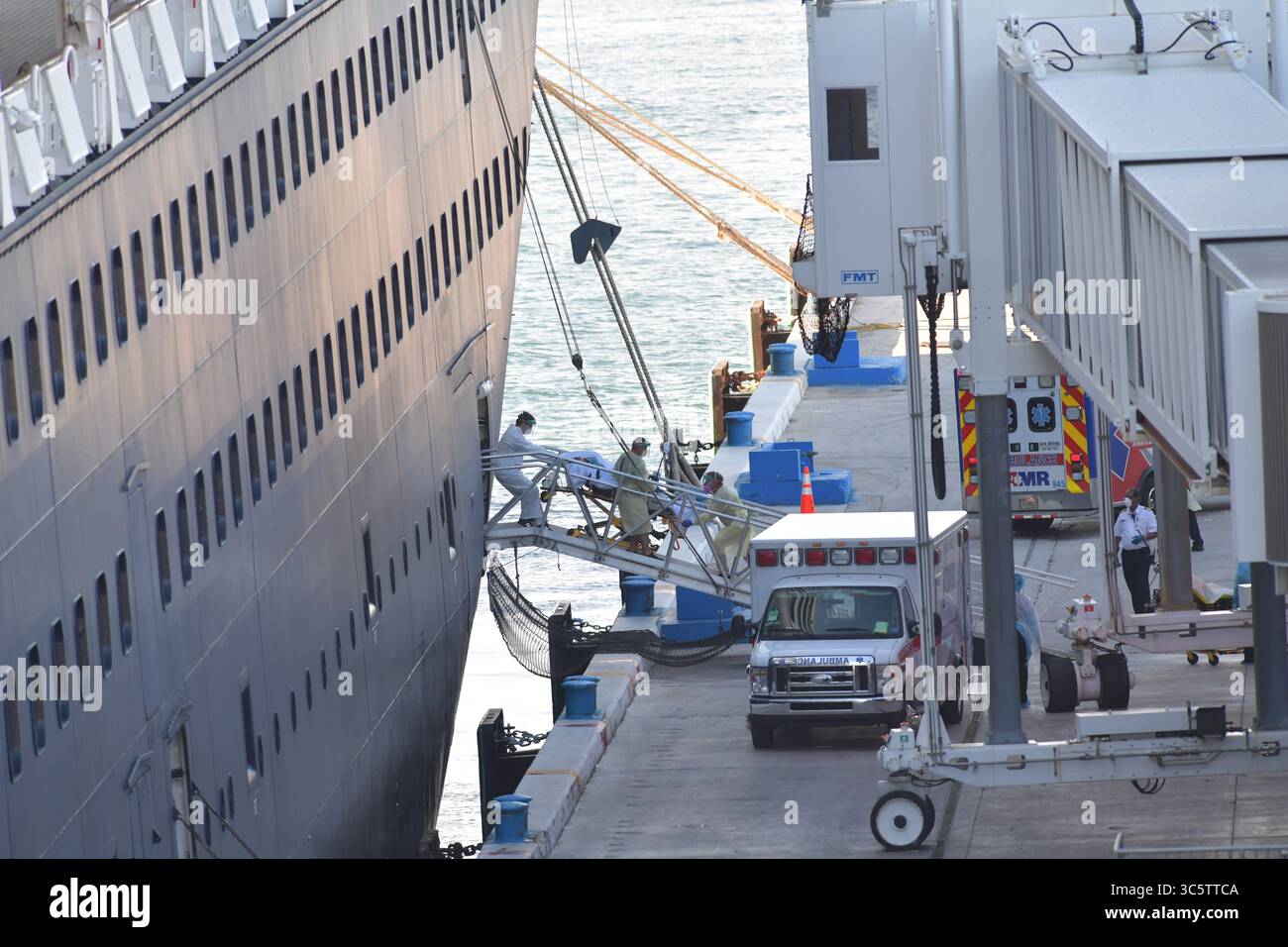 2. April 2020, Fort Lauderdale, Florida, Vereinigte Staaten von Amerika: FORT LAUDERDALE, FL - 02. APRIL: COVID-19 - zwei Kreuzfahrtschiffe, die von Coronavirus betroffen sind die MS Zaandam und MS Rotterdam haben nach Wochen auf See tot und krank an Bord sein Dock in Port everglades Foirda gebracht. Frau Zaandam und MS Rotterdam sind Kreuzfahrtschiffe, die von der Holland America Line betrieben werden, benannt nach den Städten der Niederlande am 2. April 2020 in Port Everglades in Fort Lauderdale, Florida. Menschen: (Foto: © SMG Via ZUMA Wire) Stockfoto
