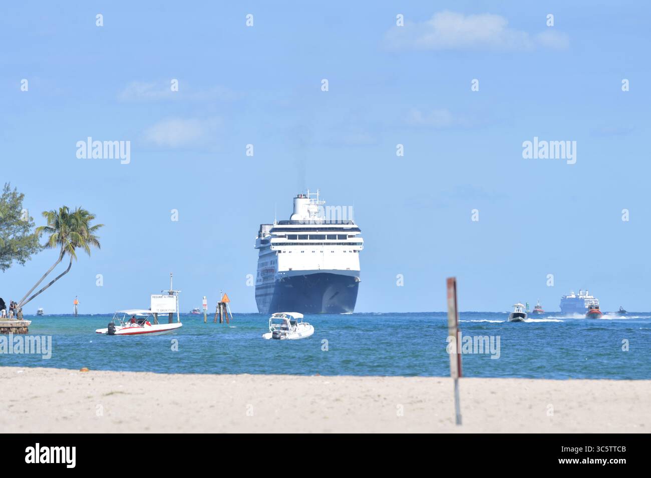 2. April 2020, Fort Lauderdale, Florida, Vereinigte Staaten von Amerika: FORT LAUDERDALE, FL - 02. APRIL: COVID-19 - zwei Kreuzfahrtschiffe, die von Coronavirus betroffen sind die MS Zaandam und MS Rotterdam haben nach Wochen auf See tot und krank an Bord sein Dock in Port everglades Foirda gebracht. Frau Zaandam und MS Rotterdam sind Kreuzfahrtschiffe, die von der Holland America Line betrieben werden, benannt nach den Städten der Niederlande am 2. April 2020 in Port Everglades in Fort Lauderdale, Florida. Leute: Frau Zaandam (Kreditbild: © SMG Via ZUMA Wire) Stockfoto