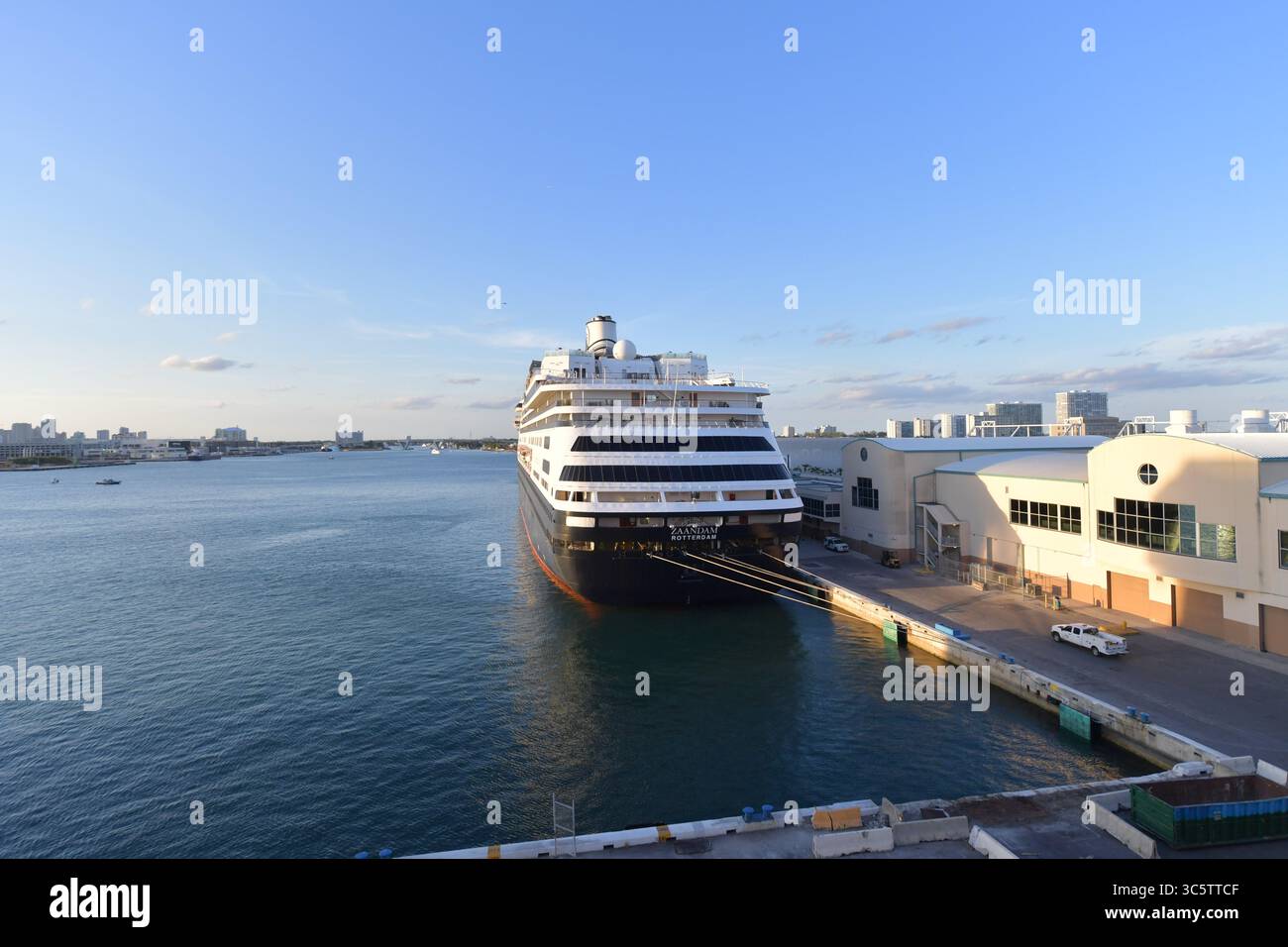 2. April 2020, Fort Lauderdale, Florida, Vereinigte Staaten von Amerika: FORT LAUDERDALE, FL - 02. APRIL: COVID-19 - zwei Kreuzfahrtschiffe, die von Coronavirus betroffen sind die MS Zaandam und MS Rotterdam haben nach Wochen auf See tot und krank an Bord sein Dock in Port everglades Foirda gebracht. Frau Zaandam und MS Rotterdam sind Kreuzfahrtschiffe, die von der Holland America Line betrieben werden, benannt nach den Städten der Niederlande am 2. April 2020 in Port Everglades in Fort Lauderdale, Florida. Menschen: (Foto: © SMG Via ZUMA Wire) Stockfoto