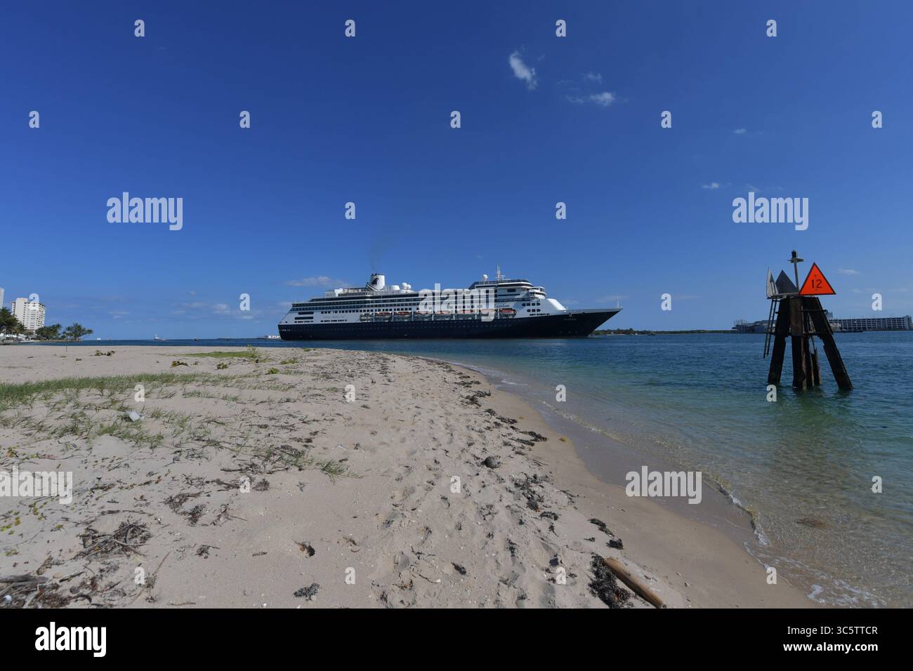 2. April 2020, Fort Lauderdale, Florida, Vereinigte Staaten von Amerika: FORT LAUDERDALE, FL - 02. APRIL: COVID-19 - zwei Kreuzfahrtschiffe, die von Coronavirus betroffen sind die MS Zaandam und MS Rotterdam haben nach Wochen auf See tot und krank an Bord sein Dock in Port everglades Foirda gebracht. Frau Zaandam und MS Rotterdam sind Kreuzfahrtschiffe, die von der Holland America Line betrieben werden, benannt nach den Städten der Niederlande am 2. April 2020 in Port Everglades in Fort Lauderdale, Florida. Leute: Frau Zaandam (Kreditbild: © SMG Via ZUMA Wire) Stockfoto