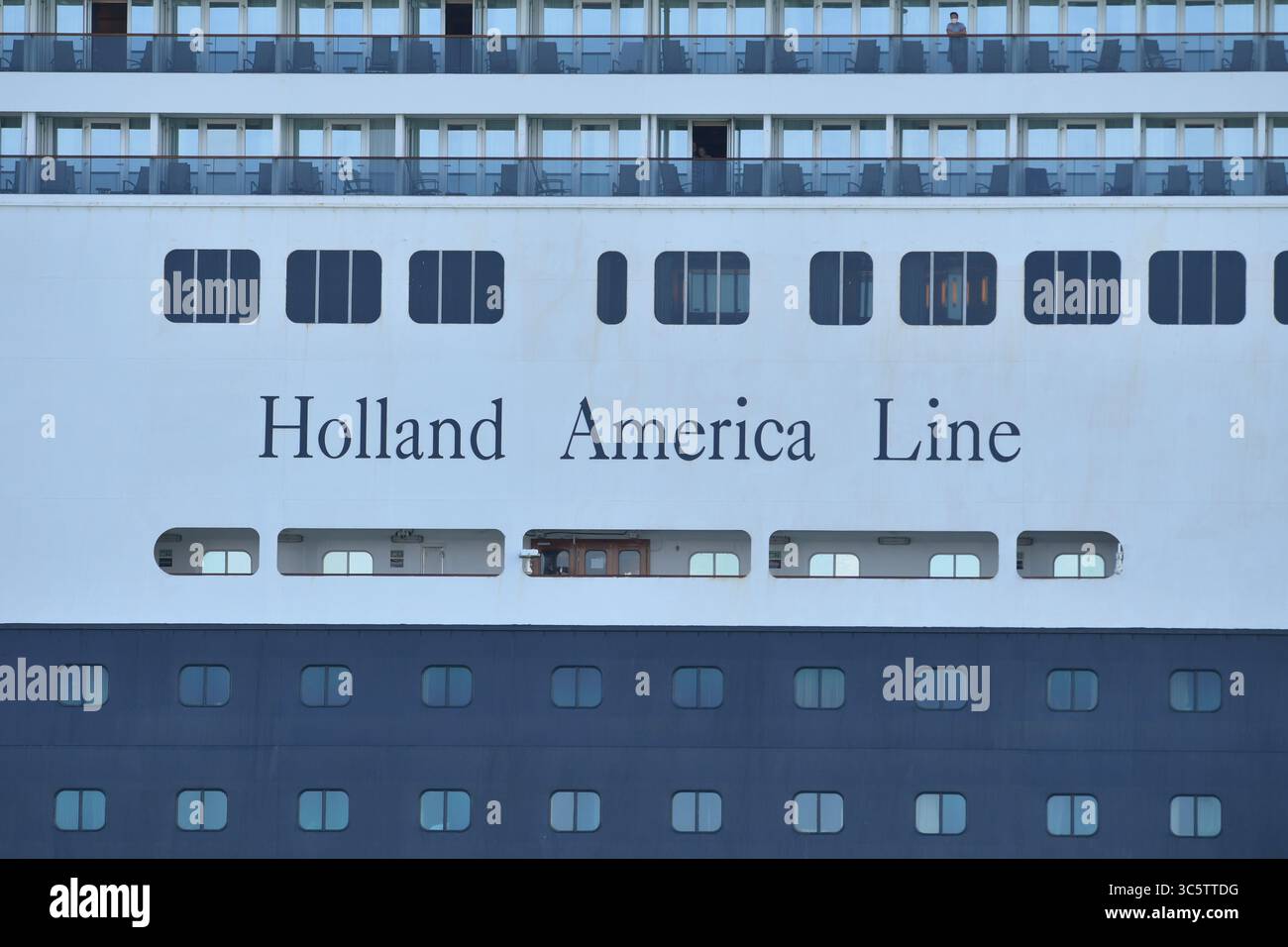 2. April 2020, Fort Lauderdale, Florida, Vereinigte Staaten von Amerika: FORT LAUDERDALE, FL - 02. APRIL: COVID-19 - zwei Kreuzfahrtschiffe, die von Coronavirus betroffen sind die MS Zaandam und MS Rotterdam haben nach Wochen auf See tot und krank an Bord sein Dock in Port everglades Foirda gebracht. Frau Zaandam und MS Rotterdam sind Kreuzfahrtschiffe, die von der Holland America Line betrieben werden, benannt nach den Städten der Niederlande am 2. April 2020 in Port Everglades in Fort Lauderdale, Florida. Leute: Frau Zaandam (Kreditbild: © SMG Via ZUMA Wire) Stockfoto