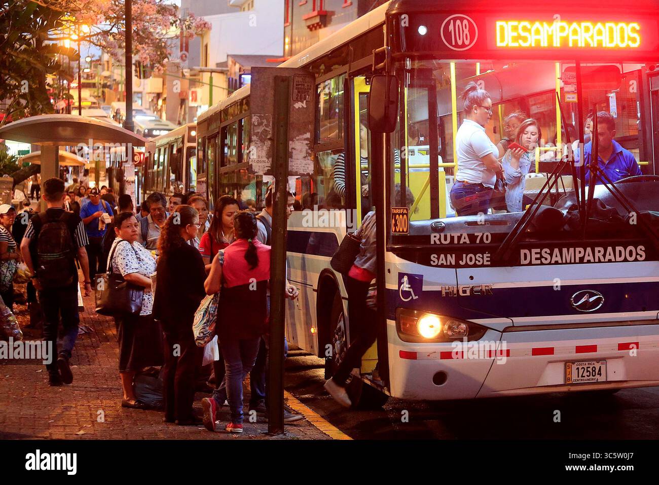 März 2020: 12/03/2020 San JosÃÂ. Aunque el Consejo de Transporte PÃÂºblico (CTP) pidiÃÂ³ a las empresas autobuseras de todo el paÃÂ­s tomar medidas para prevenir focos de contagio del coronavirus covid-19, entre ellas, aumentar las frecuencias de viajes para evitar aglomeraciones en las paradas y recargo, esta tarde en aligunos casos se viÃÂ³ contrario. Paradas de Buses de Desamparados, Cerca de las 6 de la tarde. Foto: Rafael Pacheco (Foto: © Rafael Pacheco Granados/La Nacion Via ZUMA Press) Stockfoto