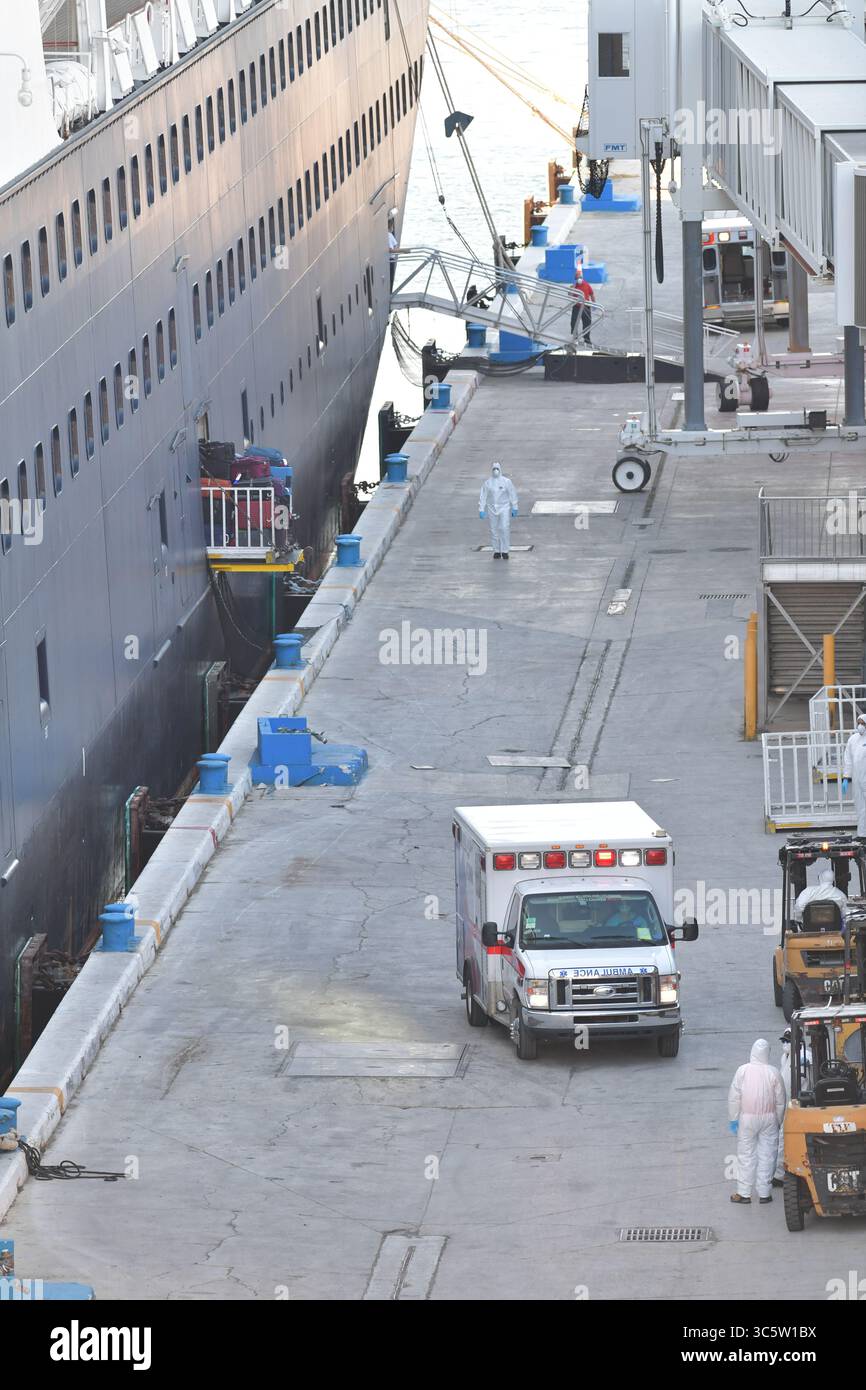 2. April 2020, Fort Lauderdale, Florida, Vereinigte Staaten von Amerika: FORT LAUDERDALE, FL - 02. APRIL: COVID-19 - zwei Kreuzfahrtschiffe, die von Coronavirus betroffen sind die MS Zaandam und MS Rotterdam haben nach Wochen auf See tot und krank an Bord sein Dock in Port everglades Foirda gebracht. Frau Zaandam und MS Rotterdam sind Kreuzfahrtschiffe, die von der Holland America Line betrieben werden, benannt nach den Städten der Niederlande am 2. April 2020 in Port Everglades in Fort Lauderdale, Florida. Menschen: (Foto: © SMG Via ZUMA Wire) Stockfoto