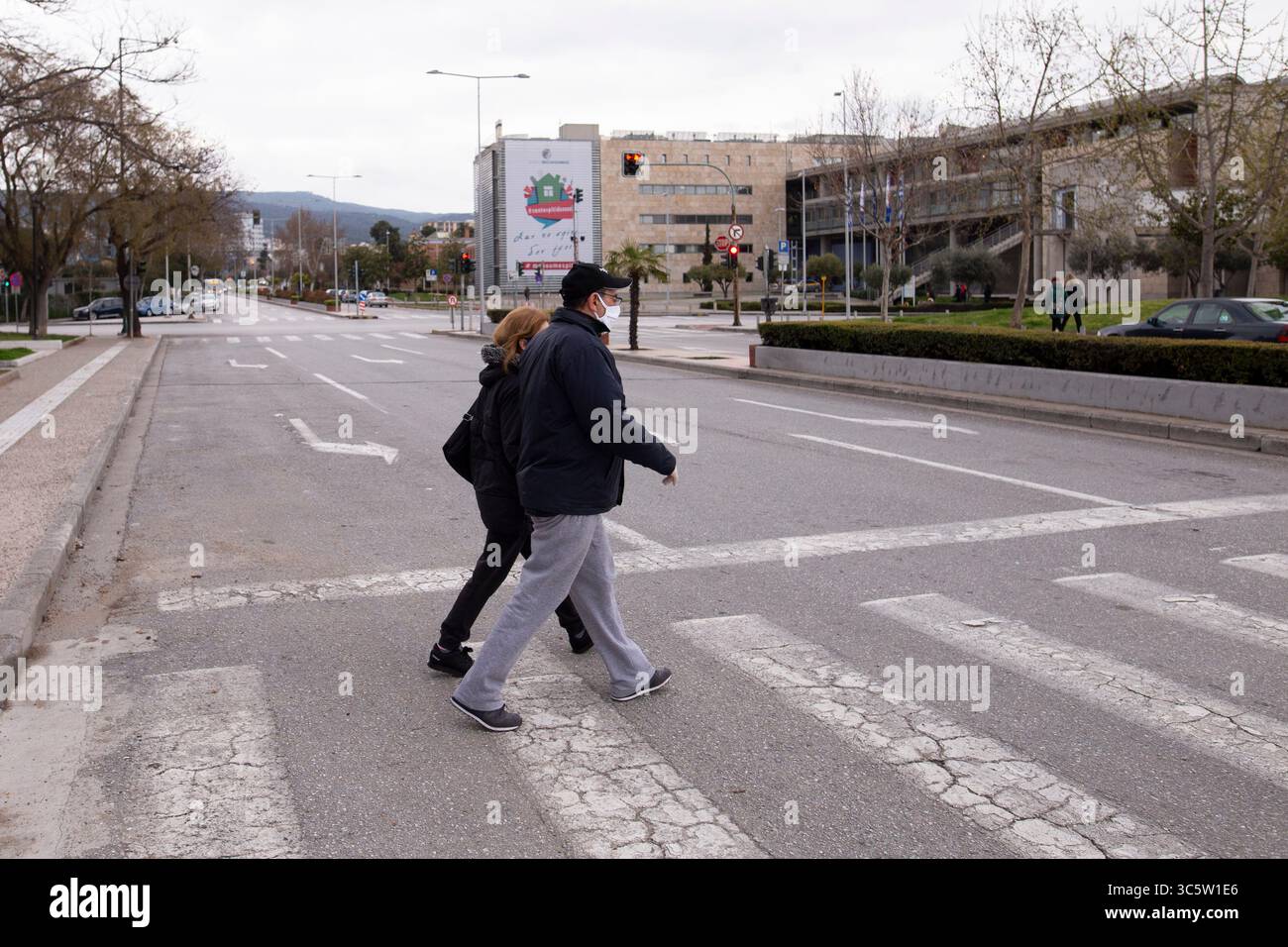 3. April 2020 - Thessaloniki, Zentralmakedonien, Griechenland - Menschen gehen zu Fuß und gewinnen eine leere Kreuzung im Zentrum von Thessaloniki. Griechenland befindet sich am 13. Tag der landesweiten Abriegelung, während die bestätigten Fälle 1,613 erreicht haben, mit 67 Toten und 53 geheilt wurden. (Bild: © Achilleas Chiras/ZUMA Wire/ZUMAPRESS.com) Stockfoto