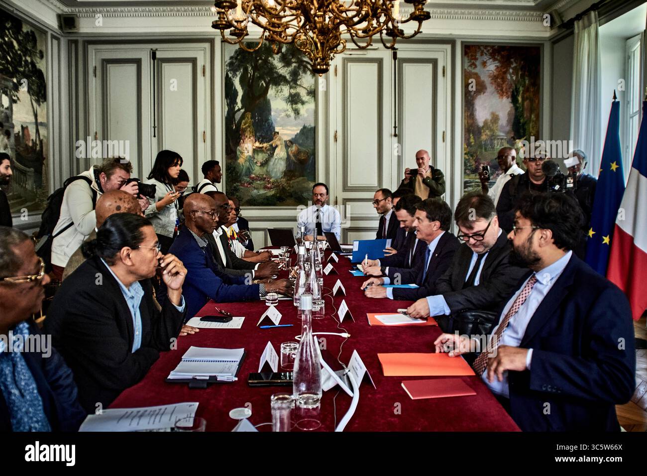 Paris, Frankreich. 30. Juli 2025. Sitzung über die institutionelle Entwicklung von Französisch-Guayana zwischen dem französischen Außenminister Manuel Valls und einer Delegation von gewählten Vertretern Französisch-Guayanas im Ministerium für Übersee-Frankreich am 30. Juli 2025. - 30/07/2025 - Frankreich/Paris - Antonin Burat/Le Pictorium Credit: LE PICTORIUM/Alamy Live News Stockfoto