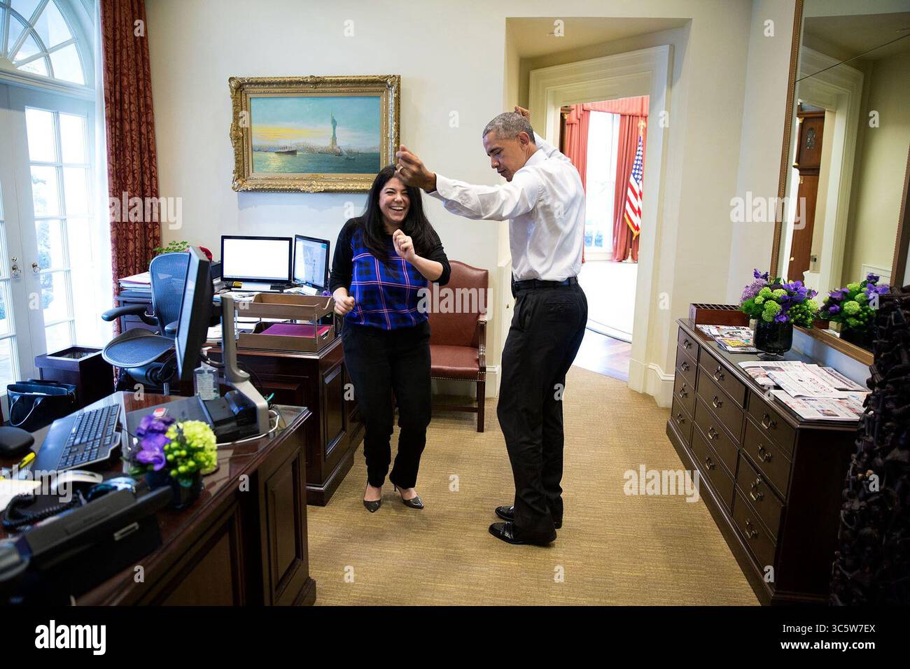 16. März 2016: Washington, District of Columbia, USA - US-Präsident BARACK OBAMA tanzt mit Personal Aide FERIAL GOVASHIRI im Outer Oval Office des Weißen Hauses. (Kreditbild: © Pete Souza/das Weiße Haus/ZUMAPRESS.com) Stockfoto