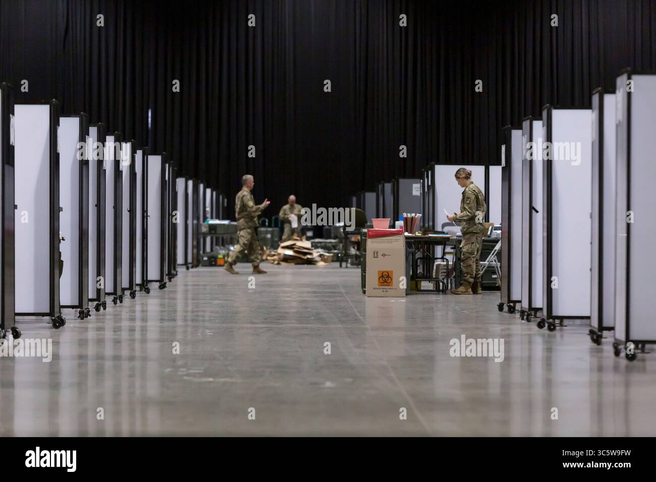 5. April 2020, Seattle, Washington, USA: Soldiers arbeitet an der Vorbereitung des Feldkrankenhauses im CenturyLink Field Event Center in Seattle am 5. April 2020. Das mobile chirurgische Krankenhaus der Armee, das derzeit für nicht-COVID-19-Fälle gilt, umfasst medizinisches Militärangehörige aus mehreren Einheiten, darunter die Soldaten des 10. Feldkrankenhauses des 627. Krankenhauszentrums in Fort Carson, Colorado, der 62. Medizinischen Brigade der Joint Base Lewis-McChord, Washington und andere. Beamte sagten, dass das Krankenhaus jetzt bereit ist, Patienten aufzunehmen. (Foto: © Paul Christian Gordon/ZUMA Wire) Stockfoto